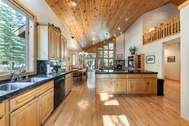 Building Photo - 11400 Thelin Dr