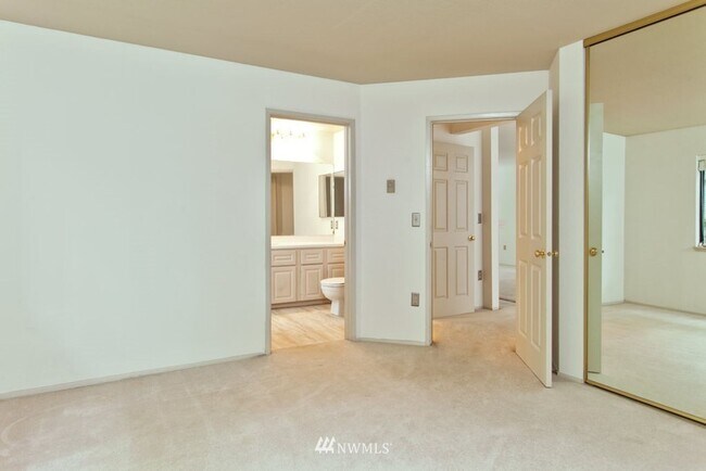 Building Photo - LOCATION, LOCATION, LOCATION wonderful 2 bedroom in the Carlyle.