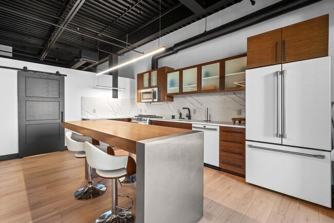 Building Photo - Stunning Fully Furnished Condo in Downtown...