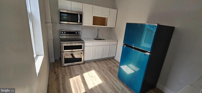 Building Photo - 5503 W Girard Ave