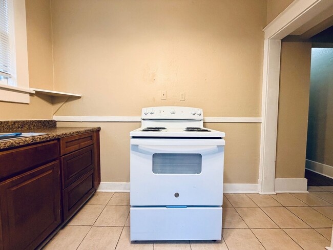 Building Photo - 831 Maury St