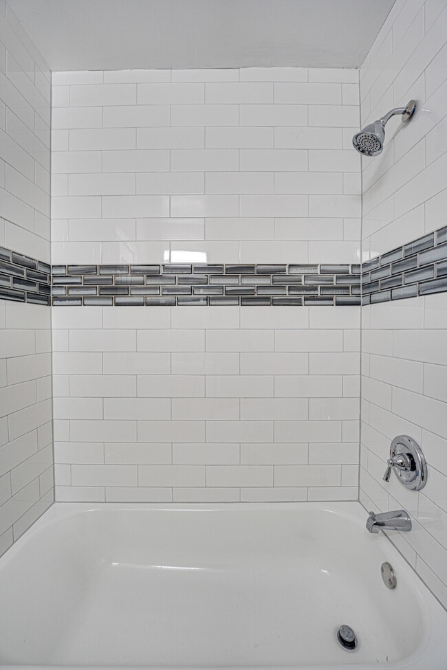 Building Photo - 5522 E Lake Dr