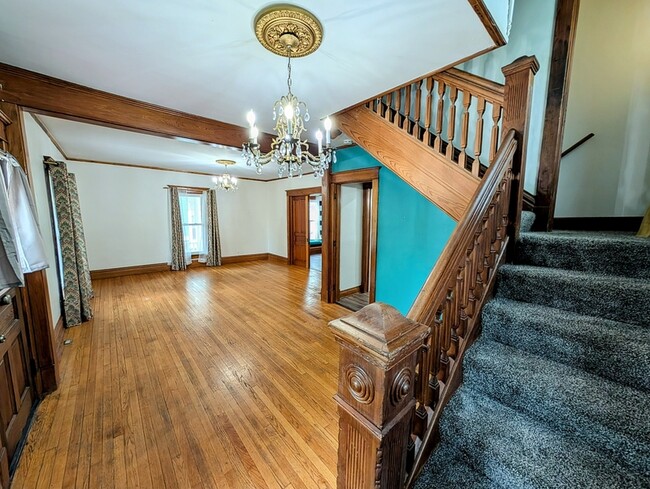 Building Photo - 517 1st Ave W