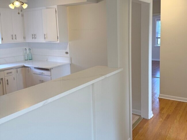 Building Photo - 2718 W Balmoral Ave