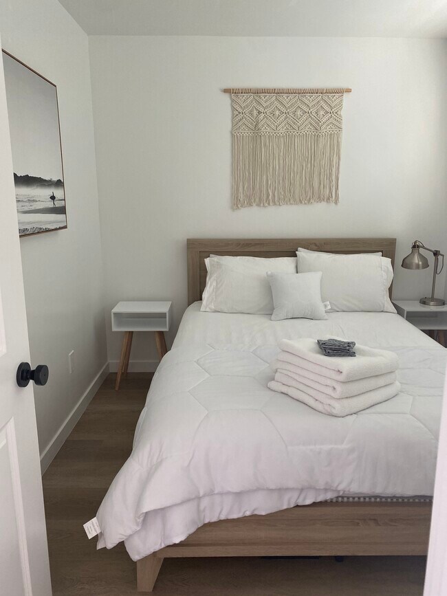 Bedroom with Queen bedroom - 1457 Loma Ave