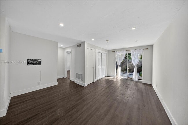 Building Photo - 924 NE 17th Terrace