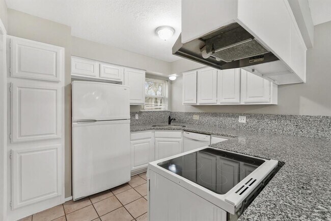 Building Photo - 10814 Sugar Hill Dr