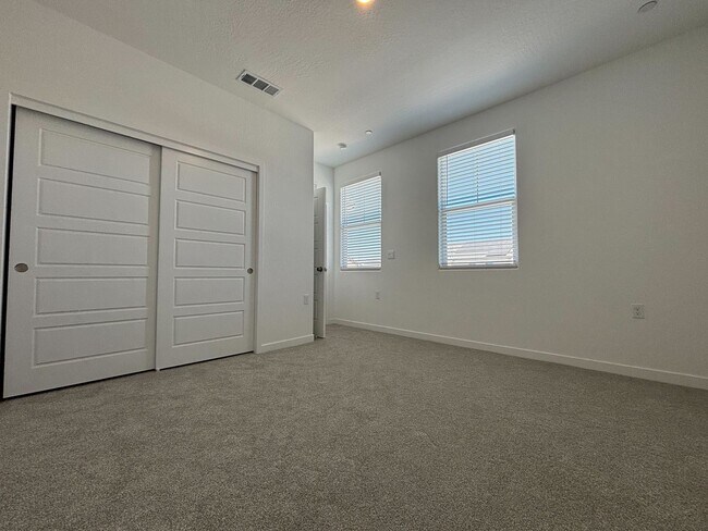 Building Photo - Move-In Special! 1 Week Free Rent – Spacio...