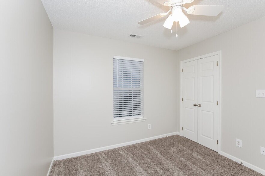 Building Photo - 1002 Great Falls Dr