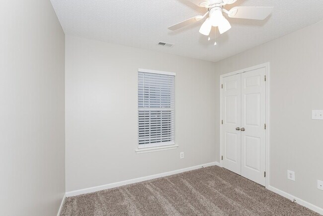 Building Photo - 1002 Great Falls Dr
