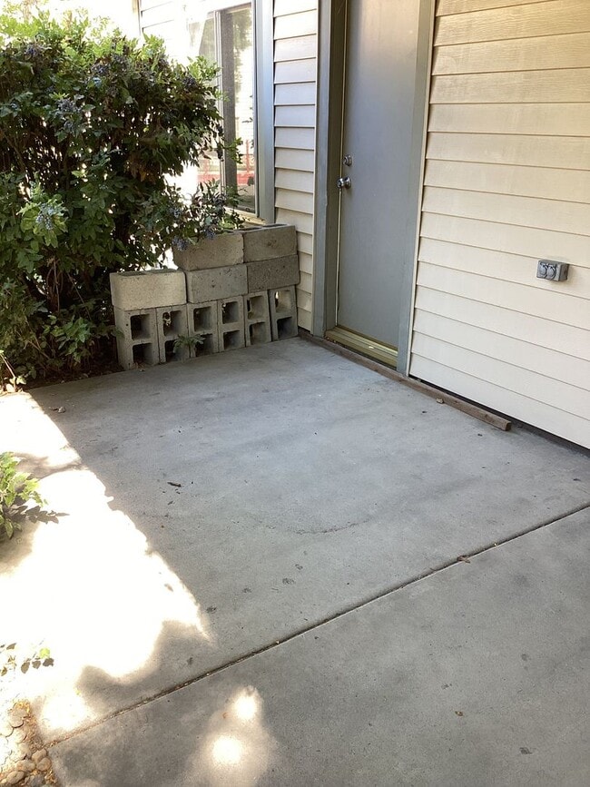 Building Photo - ONLY $1,350.00 PER MONTH - DON'T MISS OUT ON THIS CUTE GROUND FLOOR -2 BEDROOM/1BATH CONDO IN GAT...