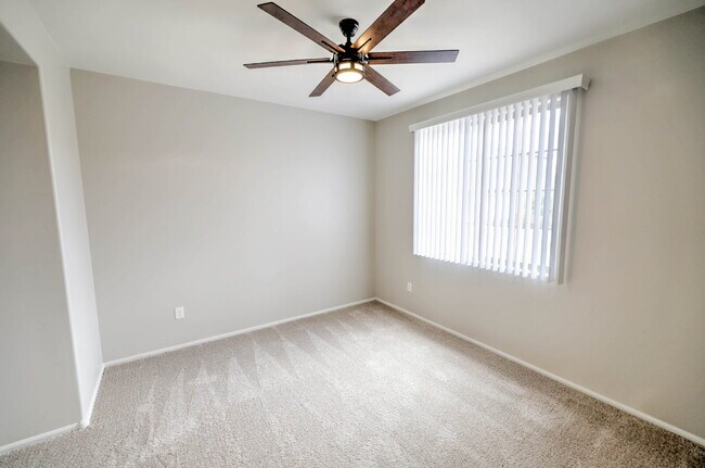 Building Photo - 4 Bedroom with new carpet and new interior paint in Saguaro Trails!