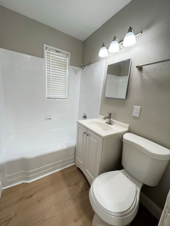 Building Photo - Renovated 2 Bedroom Jacksonville Heights A...