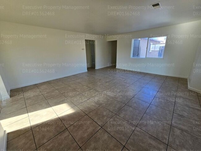Building Photo - 3 bedroom/ 2 bathroom home