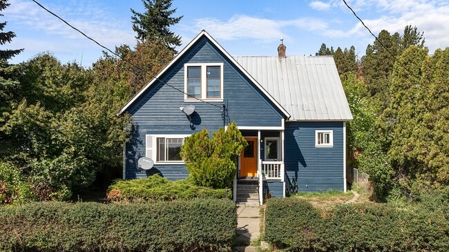 Primary Photo - Inviting 3 Bed, 1 Bath Home in Roslyn, Whe...