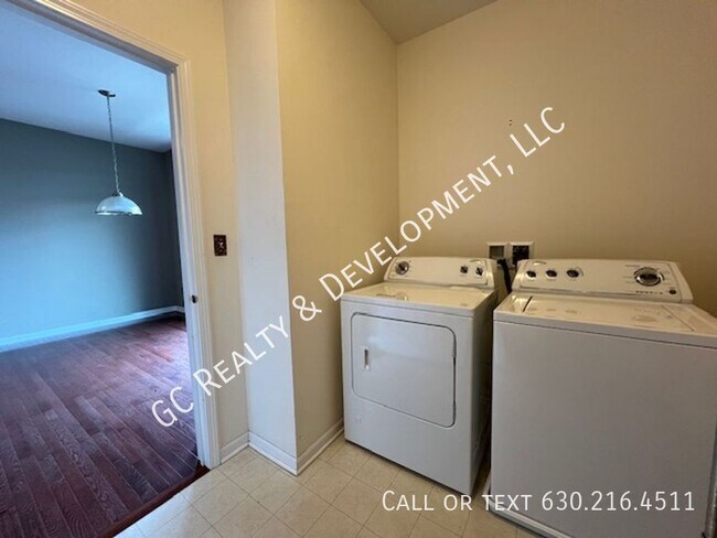 Building Photo - 2522 Dunraven Ave