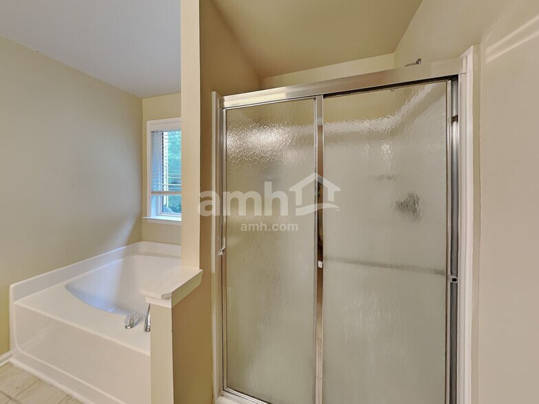 Building Photo - 5177 Rosewood Pl