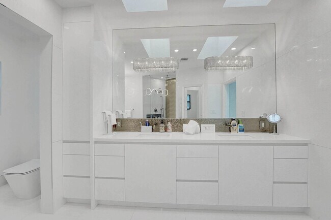 Building Photo - 614 Poinciana Dr