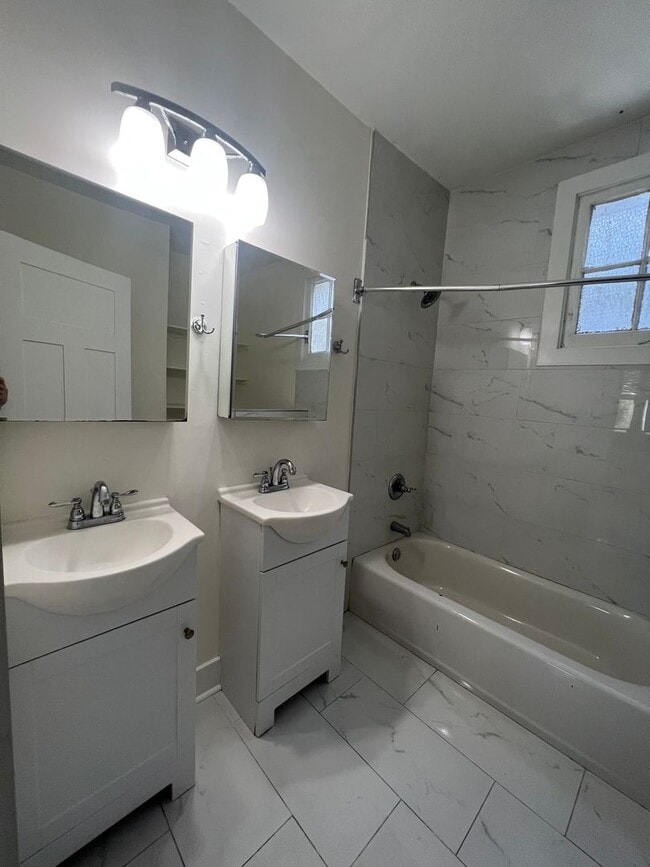 Building Photo - 5bd/2ba Located Near Campus and Broadway!