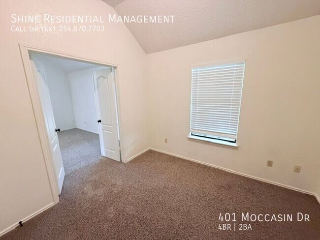 Building Photo - 401 Moccasin Dr