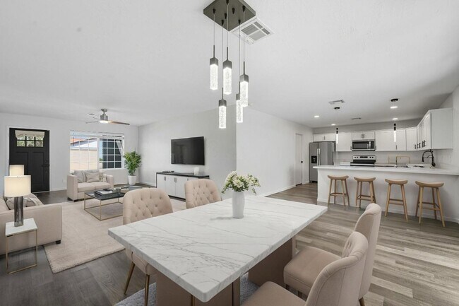 Building Photo - Beautiful Glendale Home With Pool!