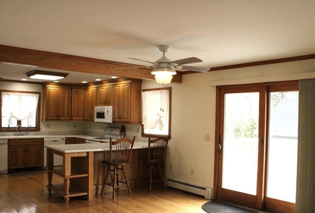 Building Photo - 1878 Riverside Dr