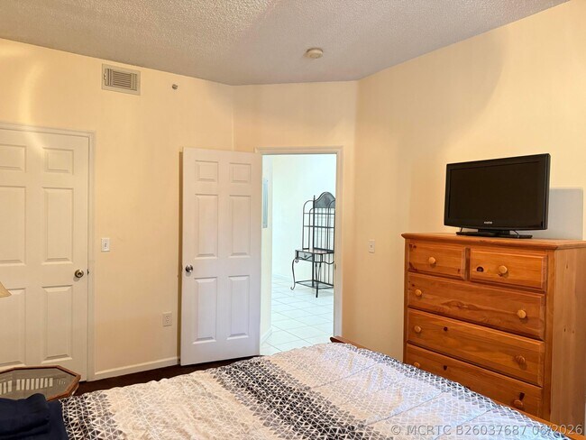 Building Photo - 2100 Greenview Shores Blvd