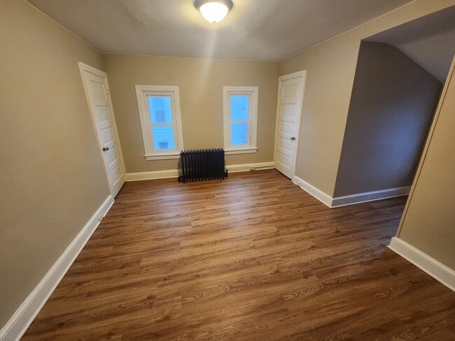 Building Photo - 651 Lincoln Way W