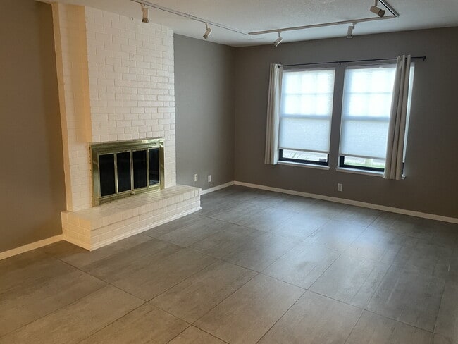 Building Photo - North Davis Living at its best!