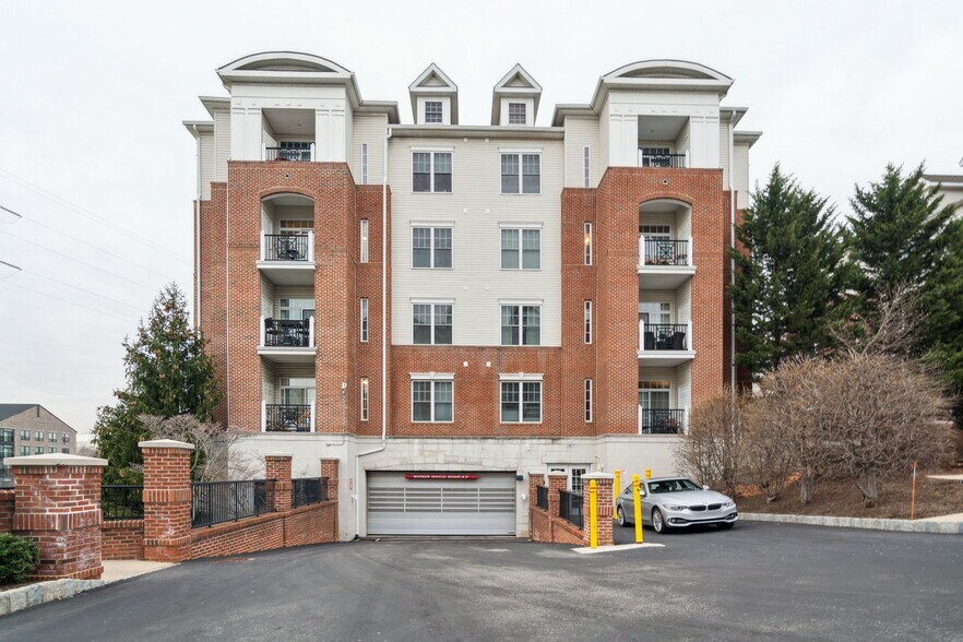 Building Photo - 300 W Elm St