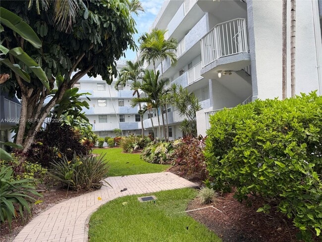 Building Photo - 1801 S Treasure Dr