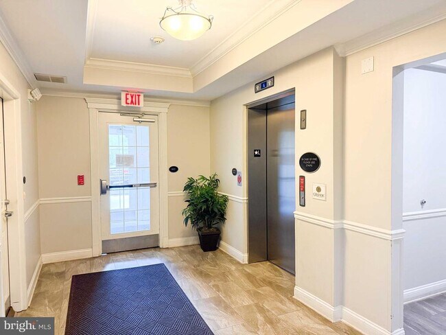 Building Photo - 350 W Elm St