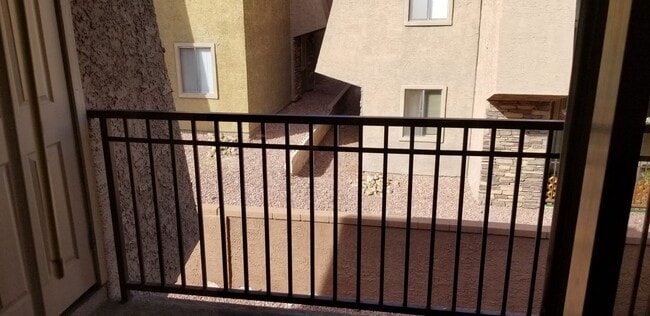 Building Photo - Beautiful 2 bedroom condo for Rent