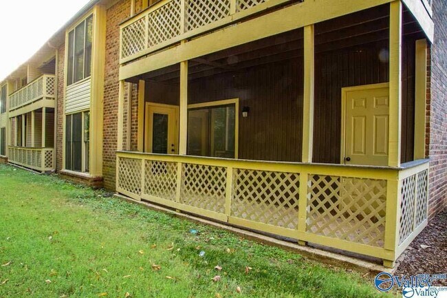 Building Photo - 4988-4987 7 Pine Cir