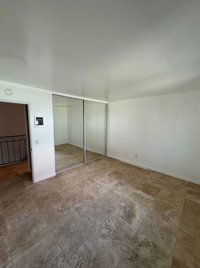 Building Photo - Spacious 2 Bedroom, 1.5 Bath Two-Story Tow...