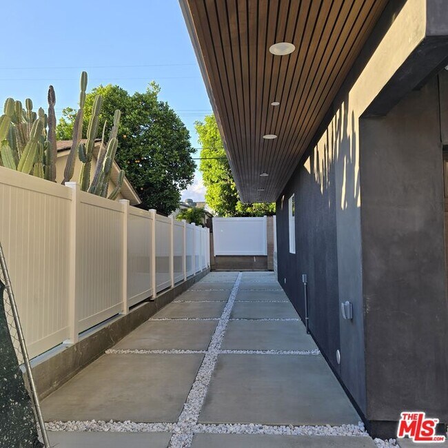 Building Photo - 10827 Peach Grove St