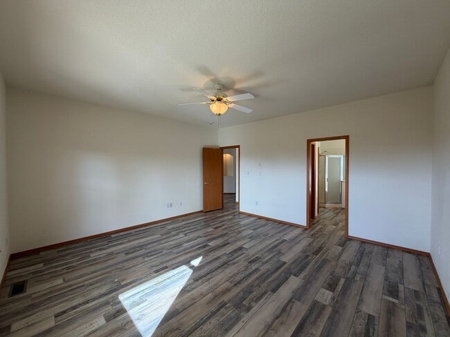 Building Photo - Roomy 3 Bedroom 2 Bathroom Home In Quintessence!