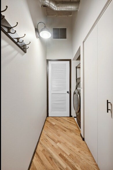 Building Photo - 843 W Adams St