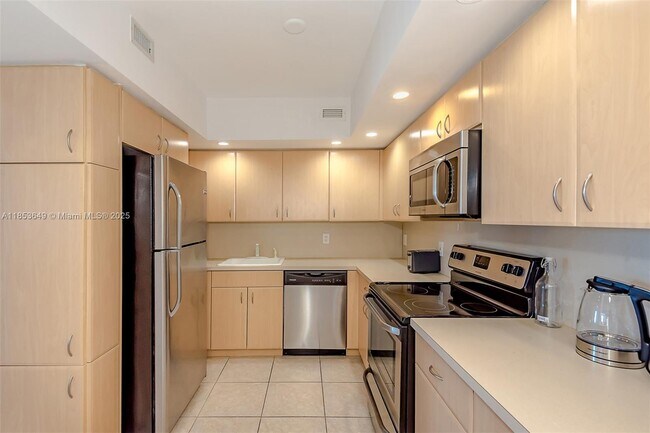Building Photo - 5600 Collins Ave