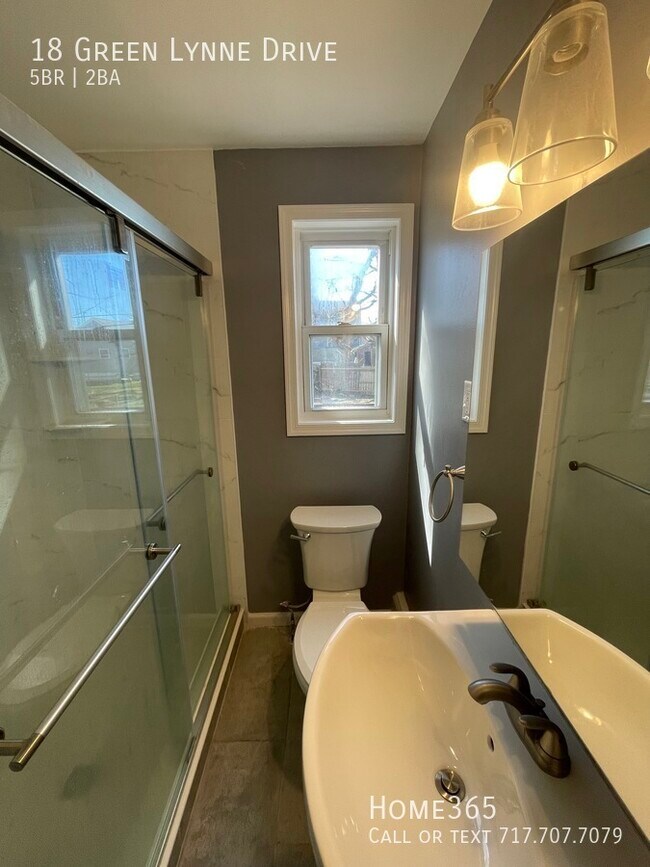 Building Photo - 18 Green Lynne Drive - Beautiful 5 Bedroom...