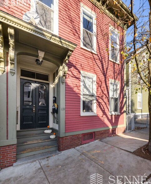 Building Photo - 133 Otis St