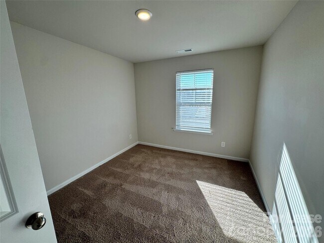 Building Photo - 2011 Weddington Pointe Dr