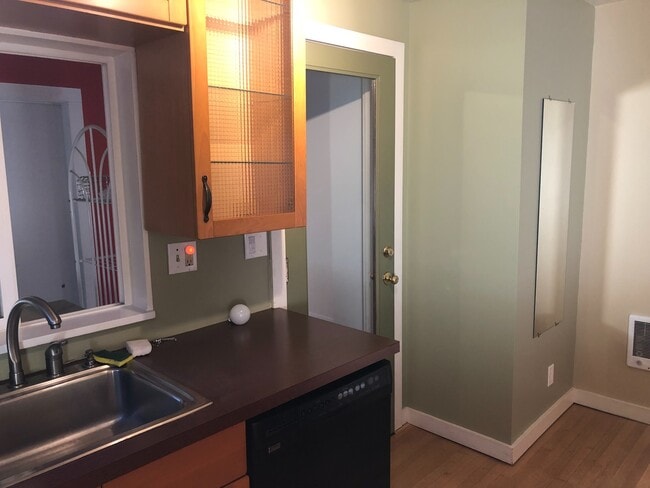 Building Photo - Maple Leaf, Two Bedroom, Woodsy Yard