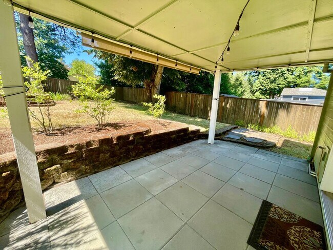 Building Photo - 4 Bed/2.5 Bath Multnomah Village Stunner w...