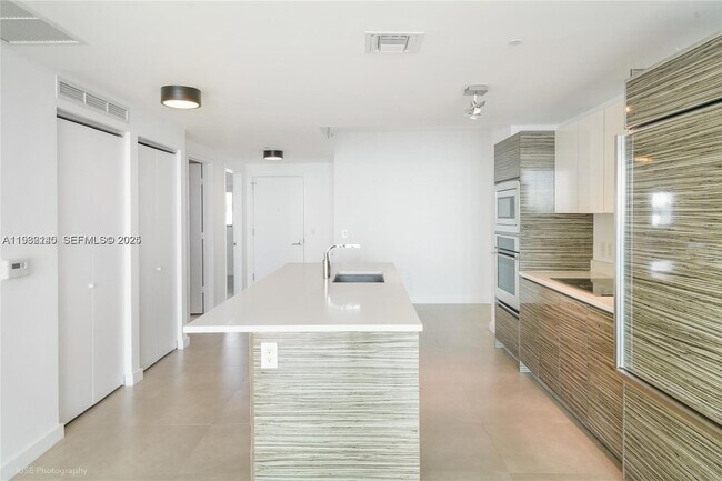 Building Photo - 460 NE 28th St