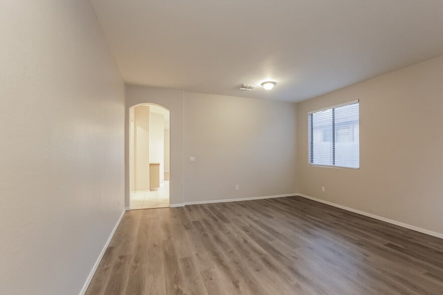 Building Photo - 2427 E Glass Ln