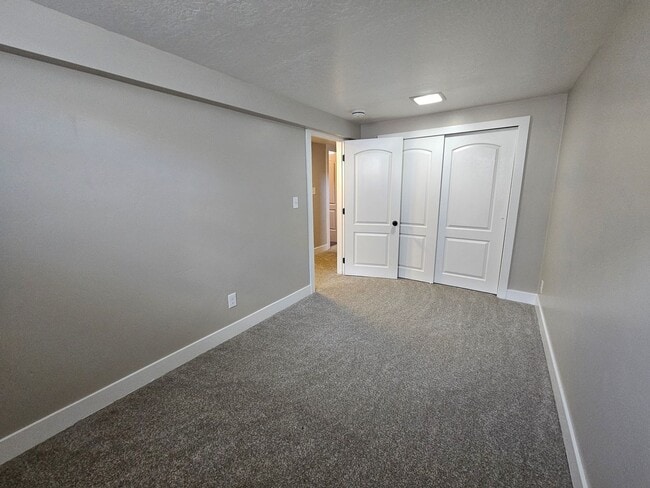 Building Photo - Updated 4 Bed Home with Large Yard
