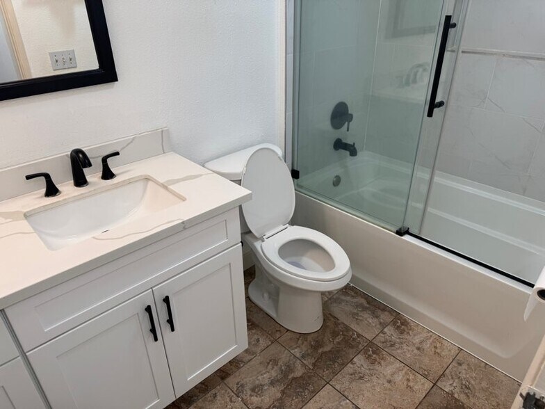 Building Photo - 12716 Lakeshore Dr