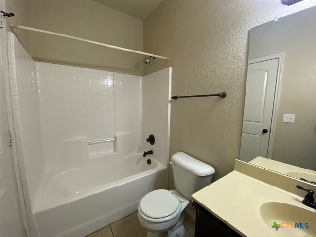 Building Photo - 688 Creekside Cir