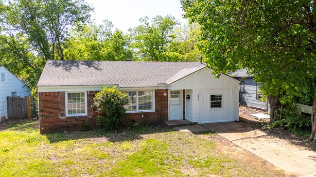 Primary Photo - 4-Bedroom Must See!